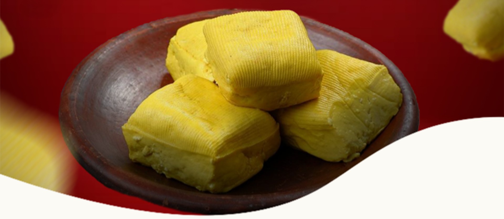 Tahu kuning Tahu Barokah di atas piring tanah liat